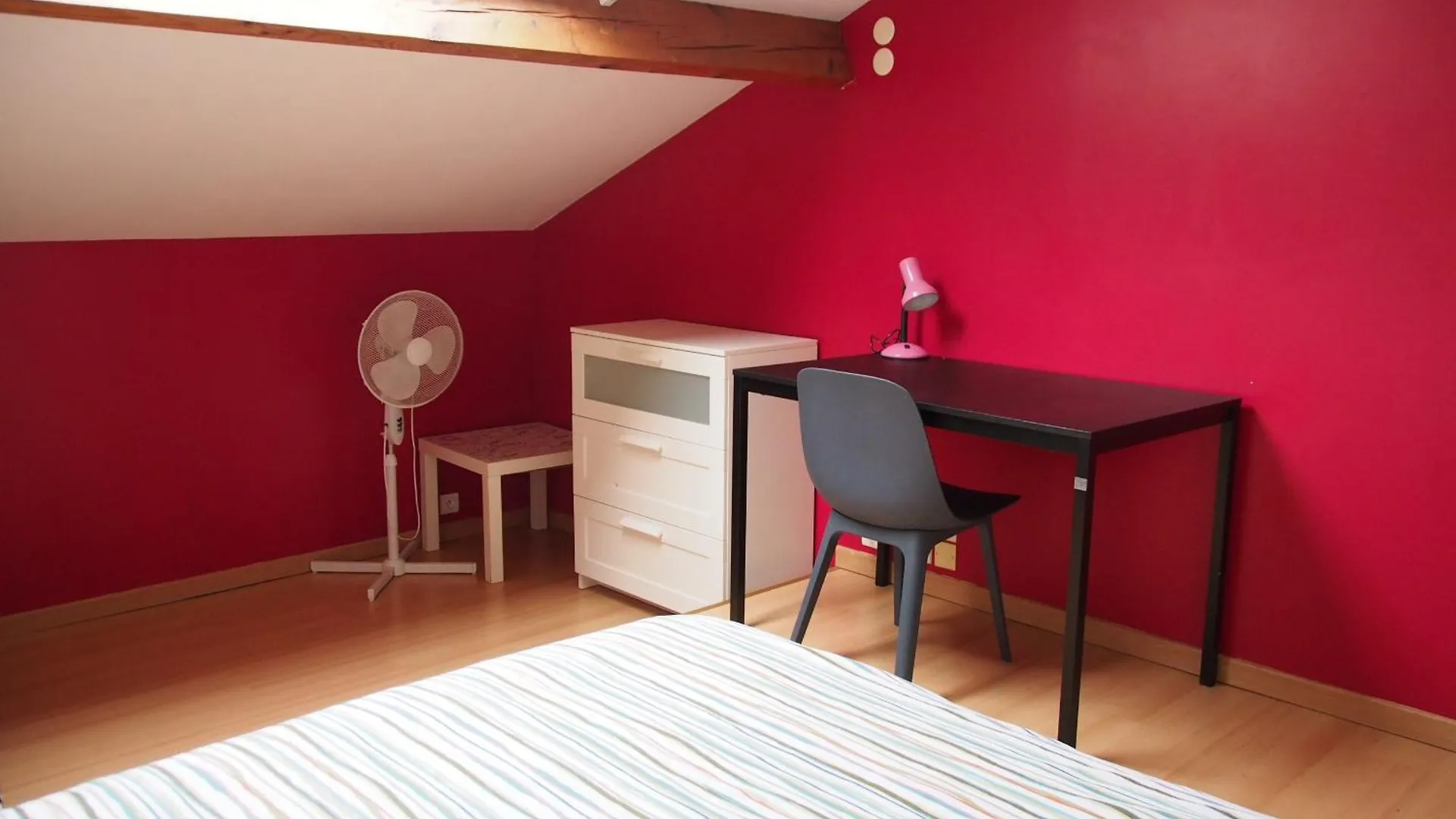 Chambre Rouge Avec Salle De Bain Privative Velodrome Prado Marseille France