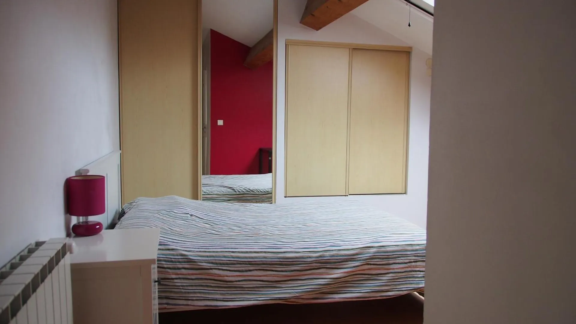Chambre Rouge Avec Salle De Bain Privative Velodrome Prado Marseille