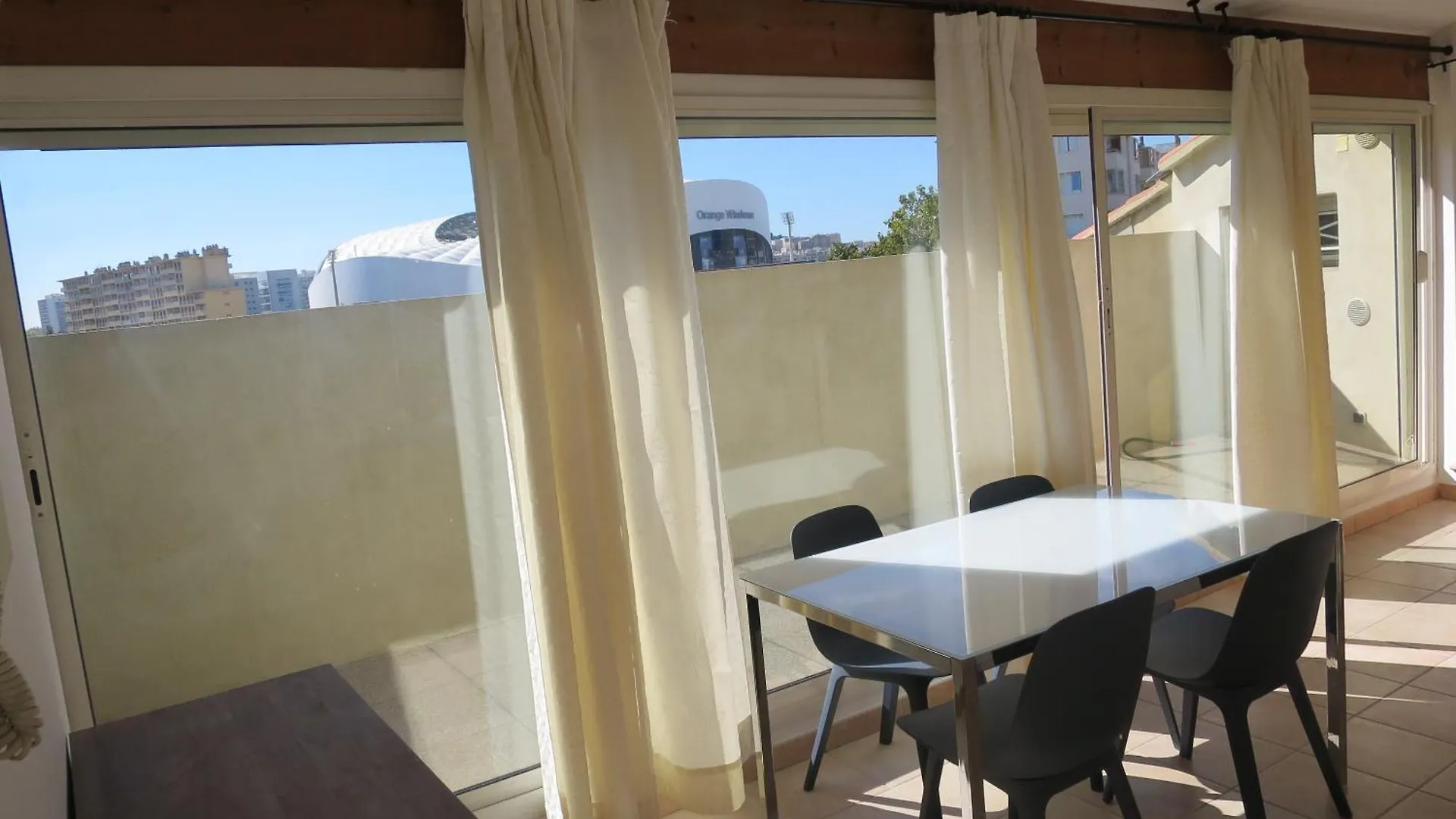 Homestay Chambre Rouge Avec Salle De Bain Privative Velodrome Prado Marseille France