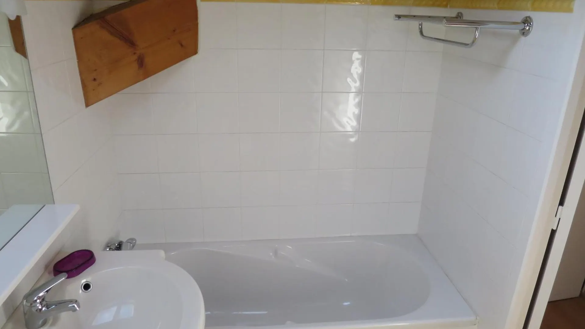 Chambre Rouge Avec Salle De Bain Privative Velodrome Prado Marseille Homestay