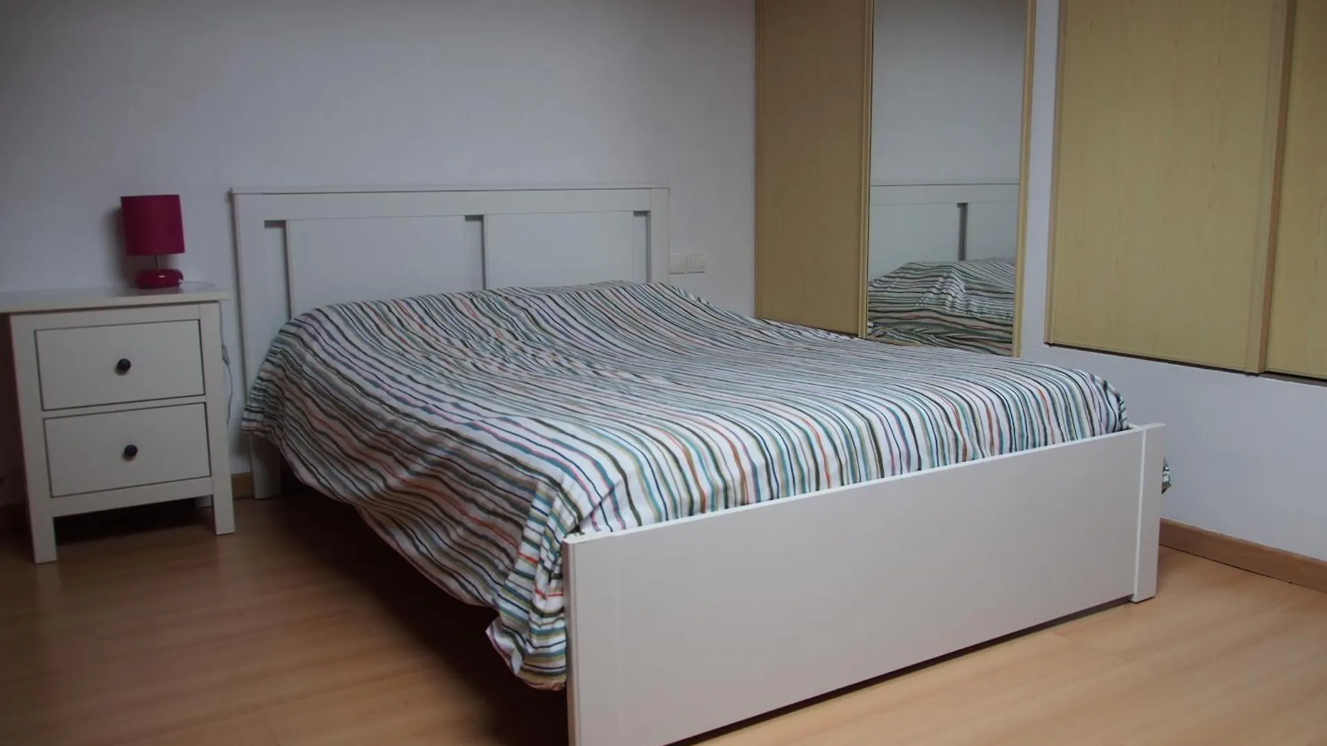 Homestay Chambre Rouge Avec Salle De Bain Privative Velodrome Prado Marseille