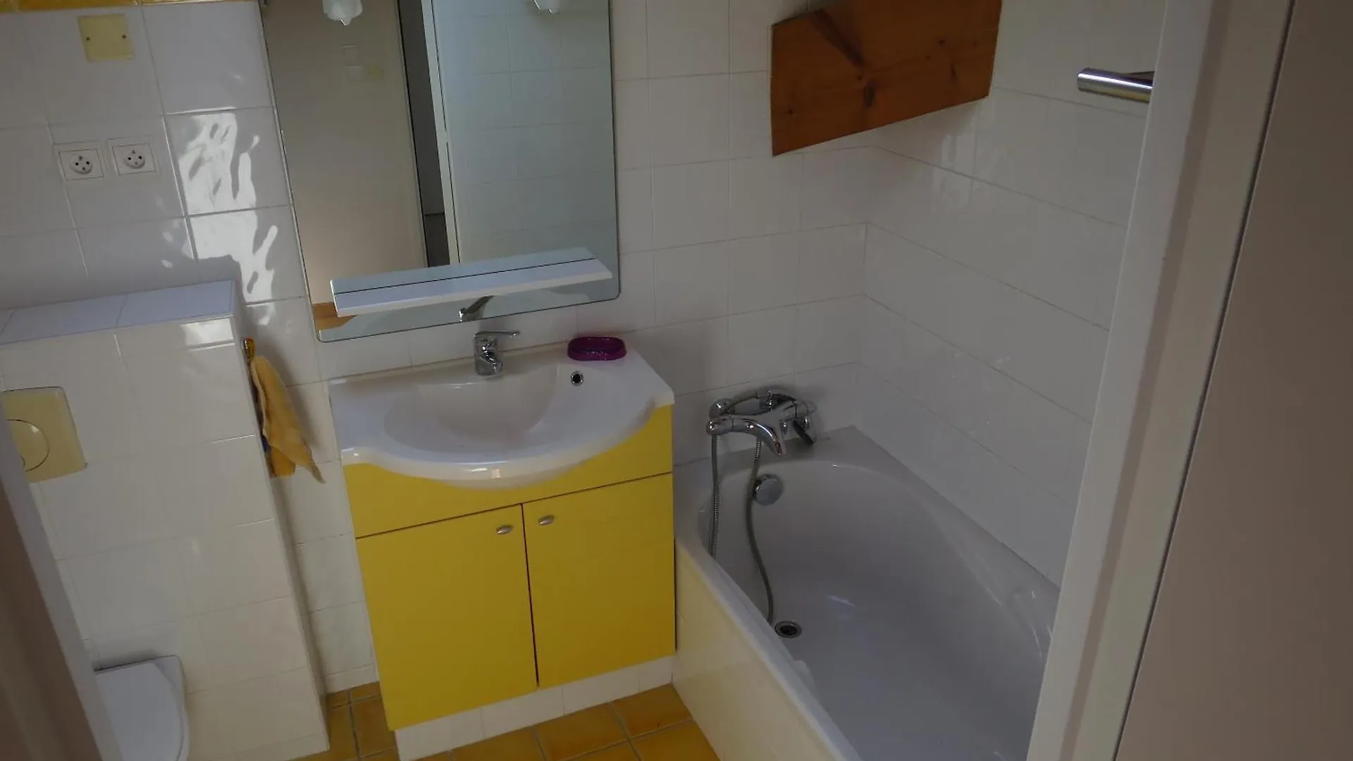Chambre Rouge Avec Salle De Bain Privative Velodrome Prado Marseille 0*,
