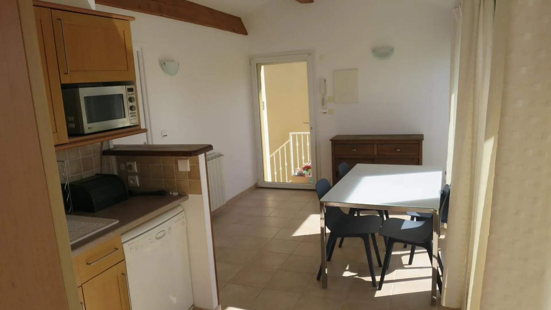 Chambre Rouge Avec Salle De Bain Privative Velodrome Prado Marseille Homestay
